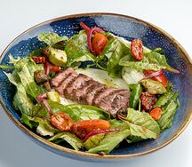 Салат с телятиной и овощами гриль