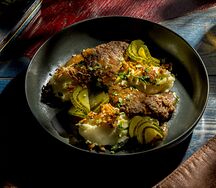 Говяжий бифштекс с картофельным пюре и соусом демиглас