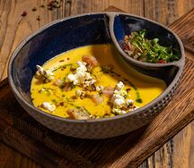 Крем-суп из сладкой кукурузы с креветками и ананасовой сальсой