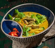 Суп зеленый карри на кокосовом молоке с морепродуктами