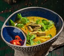 Суп зеленый карри на кокосовом молоке с цыпленком