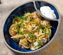 Пельмени из конины и курицы с трюфельным соусом и копчёной сметаной
