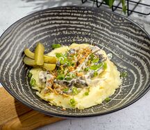 Бефстроганов с картофельным пюре