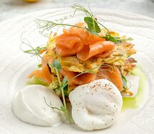 Картофельные драники с яйцом пашот и лососем