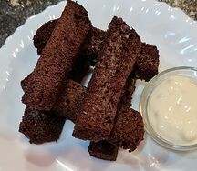 Гренки с чесноком и соусом