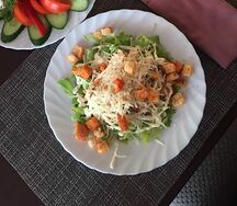 Салат Цезарь с курицей