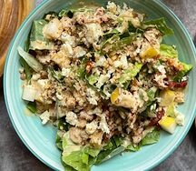 Салат с курицей, сливочным сыром и вялеными томатами