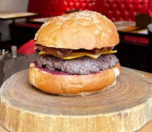 Бургер с брусникой и беконом