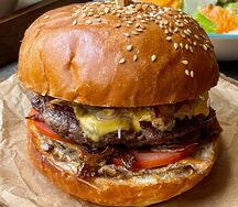 Бургер с беконом и халапеньо