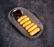Сырные палочки с брусничным соусом