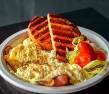 Омлет с беконом и сыром чеддер