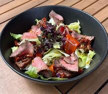 Салат с говядиной и овощами