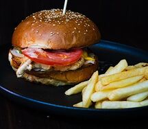 Детский бургер с курицей и картофелем фри