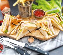 Клаб-сэндвич с копченой курицей и ветчиной