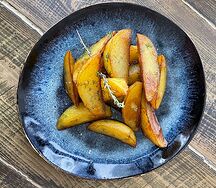 Картофельные дольки с чесночным маслом и прованскими травами