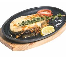 Семга под сыром и овощами