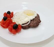 Бифштекс из говядины с яйцом