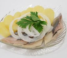 Селедочка с картошечкой и лучком