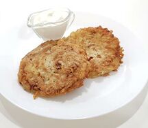 Драники с мясом и сметаной 2 шт