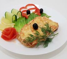 Форель, запеченная с помидорами и сыром