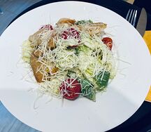 Салат Цезарь с курицей