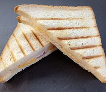 Сэндвич с беконом, цыпленком и яйцом