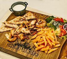 Гиро на тарелке с курицей