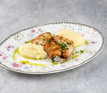 Филе индейки с грибным соусом и пюре