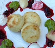 Сырники с вишней и кремом из фисташки