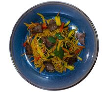 Яичная лапша с говядиной и овощами