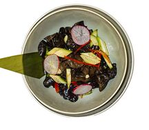 Салат грибы муэр в соусе васаби