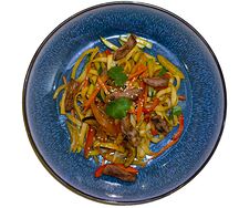 Пшеничная лапша со свининой и овощами