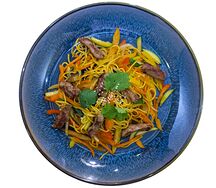 Яичная лапша со свининой и овощами