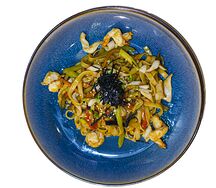 Пшеничная лапша с креветками и кальмарами