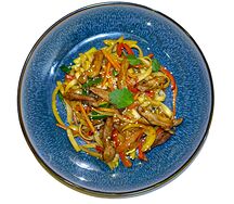 Пшеничная лапша с курицей и овощами