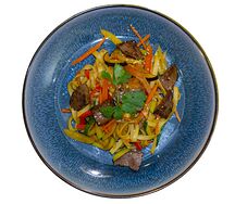 Пшеничная лапша с говядиной и овощами