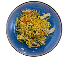 Яичная лапша с курицей и овощами