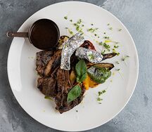 Каре ягненка с овощами гриль