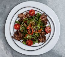 Теплый салат с кусочками телятины
