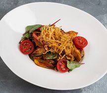 Куриный салат с соусом терияки и чили перцем