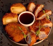 Жареная моцарелла с куриной грудкой и ягодным соусом