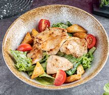 Салат Цезарь с курицей