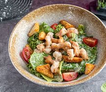 Салат Цезарь с креветками