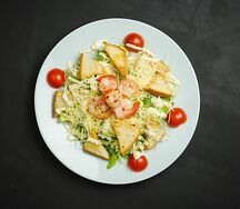 Салат Цезарь с креветками
