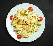 Салат Цезарь с курицей