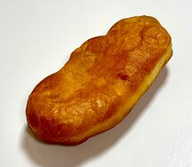 Пирожок с луком и яйцом