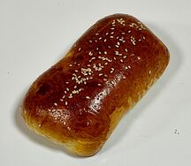Печёный пирожок с луком и яйцом