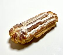 Эклер шоколадный