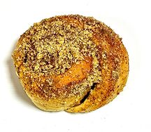 Булочка с грецким орехом