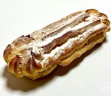 Эклер с заварным кремом